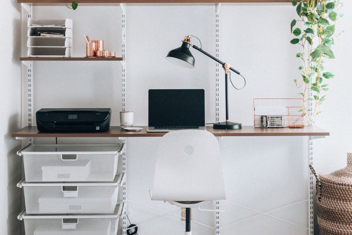 Meja kerja minimalis dengan rak susun dinding, karya Latisha Springer 