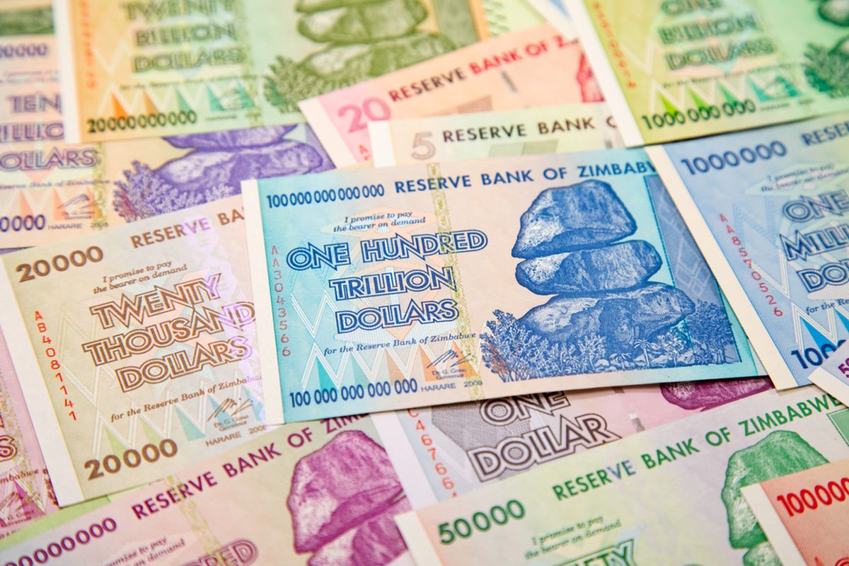 Mata uang zimbabwe adalah dollar.