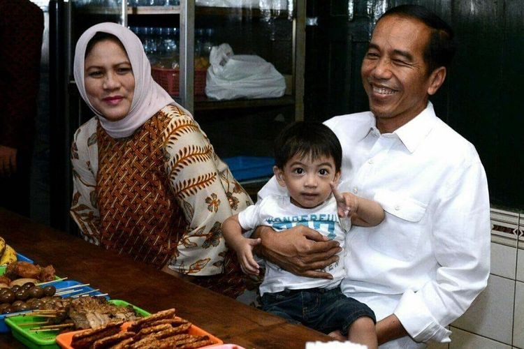 Jokowi makan soto gading bersama istri dan cucunya, Jan Ethes di Solo, Jumat (30/3/2018)