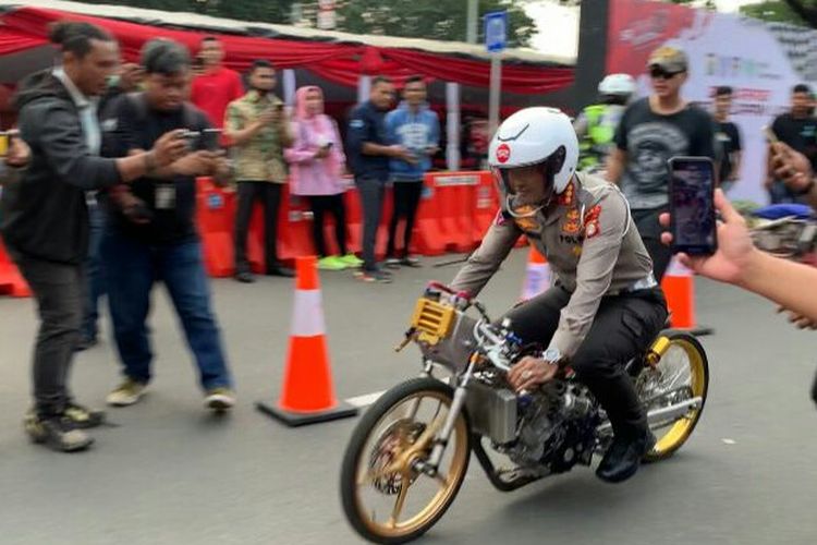 Direktur Lalu Lintas Polda Metro Jaya Kombes Latif Usman saat menjajal lintasan balapan Street Race seri keempat di Jalan Benyamin Sueb, Kemayoran, Jakarta Pusat, Jumat (2/9/2022).
