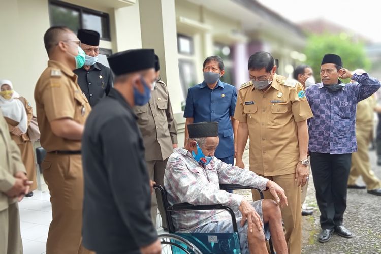 Plt Wali Kota Tasikmalaya Muhammad Yusuf, memberikan kursi roda bagi lansia disabilitas secara mendadak di Kantor Kecamatan Bungursari, Kota Tasikmalaya, Kamis (11/2/2021).