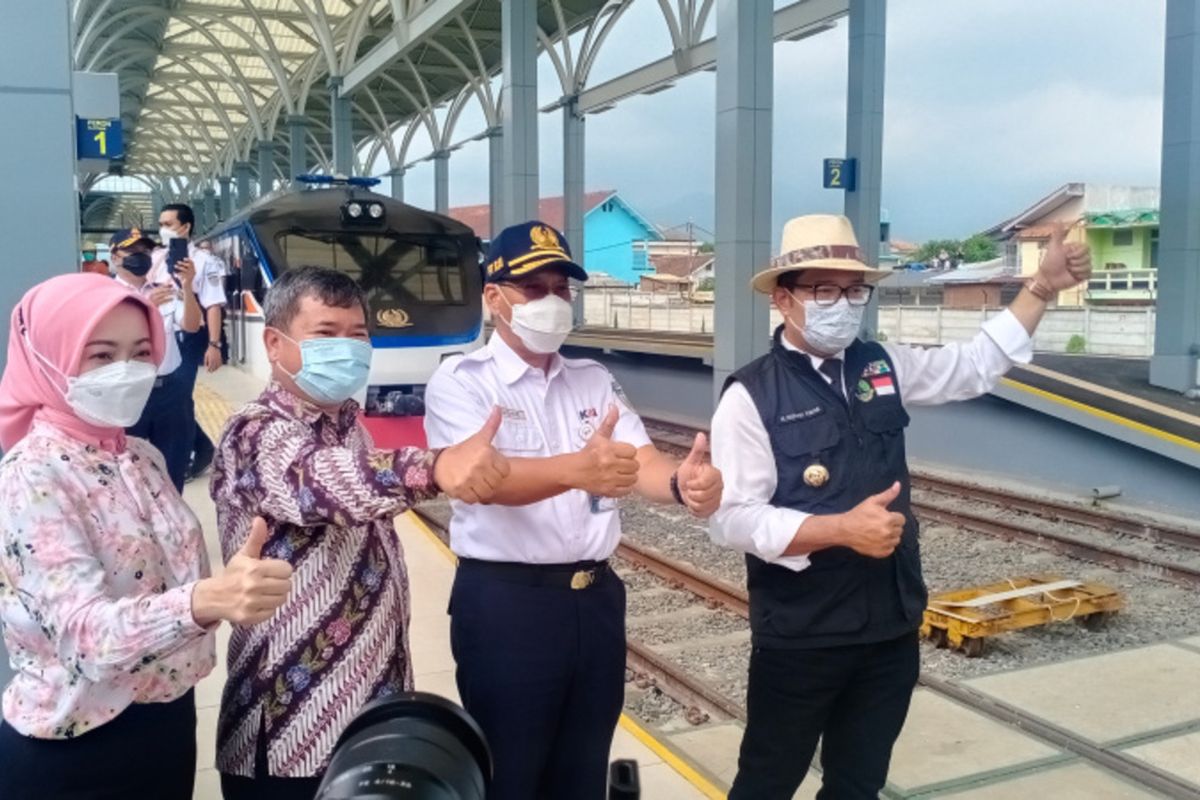 Gubernur Jawa Barat Ridwan Kamil saat melihat fasilitas Stasiun Garut, Kamis (6/01/2022)