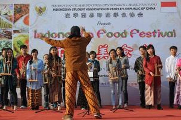 Pertunjukan angklung ditampilkan oleh 16 orang mahasiswa China yang semuanya mengenakan pakaian batik dalam acara Indonesia Food Festival di Nanchang University, China, Sabtu (16/11/2013).
