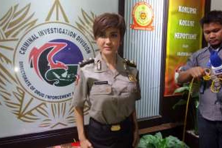 Artis peran Julia Perez menjalani pengambilan gambar untuk sebuah film di kantor Badan Narkotika Nasional, Cawang, Jakarta Timur, Sabtu (16/4/2016).