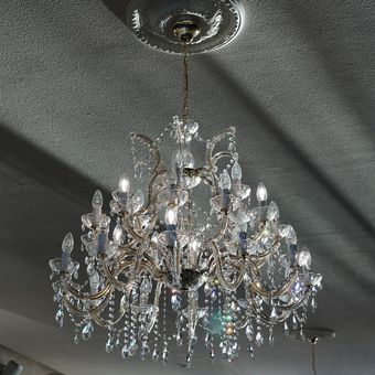 Ilustrasi lampu gantung atau chandelier kristal. 