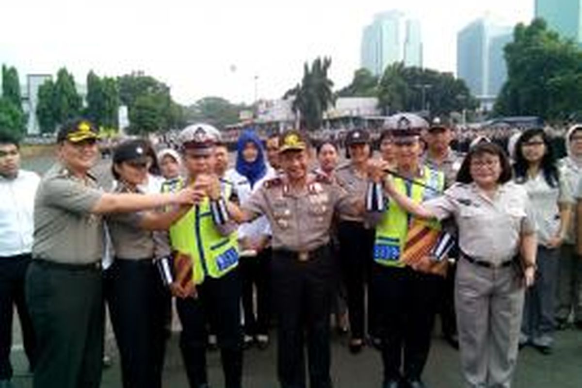 Kapolda Metro Jaya Inspektur Jenderal Tito Karnavian bersama anggota polisi lainnya usai memberikan penghargaan kepada anggotanya yang membantu persalinan seorang ibu di dalam bus, Rabu (1/7/2015) silam.