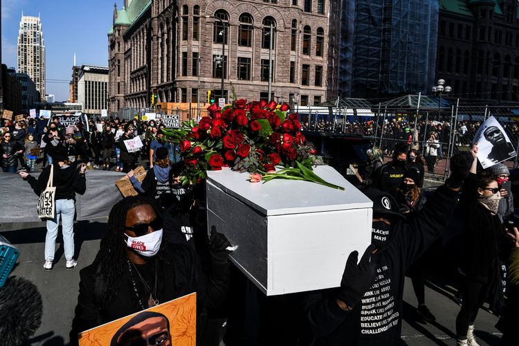 Pedemo membawa peti mati dalam gerakan I Can't Breathe - Silent March for Justice di depan Gedung Pemerintahan Hennepin County, 7 Maret 2021. Di sanalah lokasi persidangan eks polisi Derek Chauvin yang didakwa membunuh George Floyd.