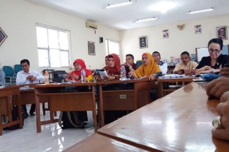 Diklat pembuatan Alat Peraga Matematika Sederhana (APMS) yang ditawarkan secara daring (online) oleh PPPPTK Matematika Yogyakarta dibanjiri ribuan guru SD, di Yogyakarta. 