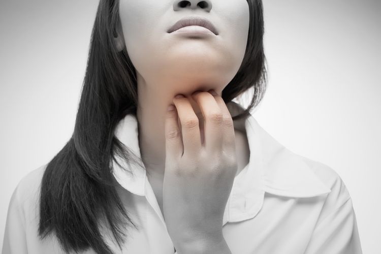 Belum ada indikasi gejala Eris lebih parah dari varian Omicron sebelumnya. Gejalanya meliputi sakit tenggorokan, pilek, hidung tersumbat, dan batuk.