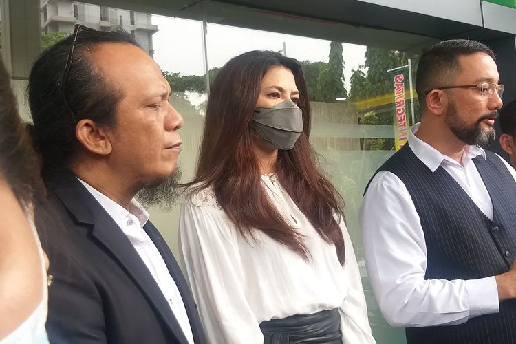 Aktris Tamara Bleszynski selesai mengikuti sidang mediasi gugatan wanprestasi yang dilayangkan kakaknya, Ryszard Bleszynski di Pengadilan Negeri Jakarta Selatan didampingi kuasa hukumnya, Djohansyah dan tim, Rabu (15/3/2023).