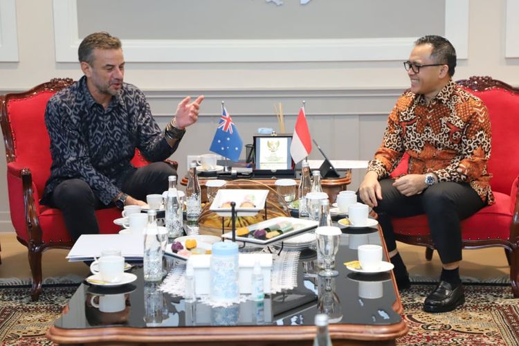 Menteri Pendayagunaan Aparatur Sipil Negara Reformasi Birokrasi (Menpan-RB) Abdullah Azwar Anas bertemu dengan Deputy Head of Mission to Indonesia Australian Public Service Commission (APSC) Stephen Scott di Kantor Kementerian Pendayagunaan Aparatur Negara dan Reformasi Birokrasi (Kemenpan-RB), Selasa (27/2/2024).