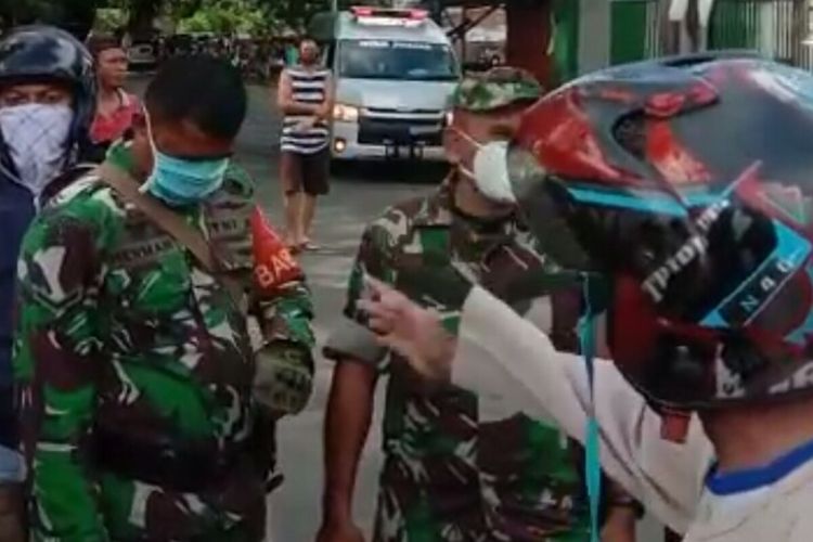 Ratusan Massa berkumpul dan menolak pemakaman jenazah covid-19 di Antang, Kecamatan Manggala, Kota Makassar, Selasa (31/3/2020).