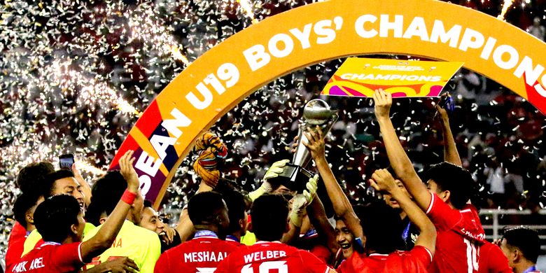 Seluruh anggota Timnas U19 Indonesia selebrasi usai mengangkat trofi juara Piala AFF U19 2024 usai mengalahkan Thailand yang berakhir dengan skor 1-0 di Stadion Gelora Bung Tomo Kota Surabaya, Senin (29/7/2024) malam.
