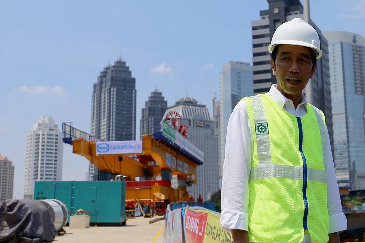 Presiden Joko Widodo meninjau perkembangan proyek pembangunan simpang susun Semanggi, Jakarta, Kamis (23/2/2017). Pembangunan proyek yang diharapkan akan mengurai kemacetan lalu lintas di kawasan Semanggi tersebut ditargetkan selesai pada Agustus 2017.