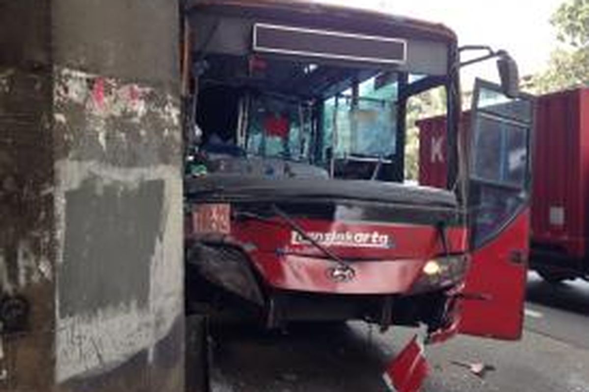 Bus Transjakarta B 7267 IV yang terlibat kecelakaan dengan pengendara sepeda motor Yamaha Mio B 6261 BVP di Jalan Latumenten, dekat gerbang tol Jelambar 2, Jakarta Barat, Rabu (17/6/2015). 