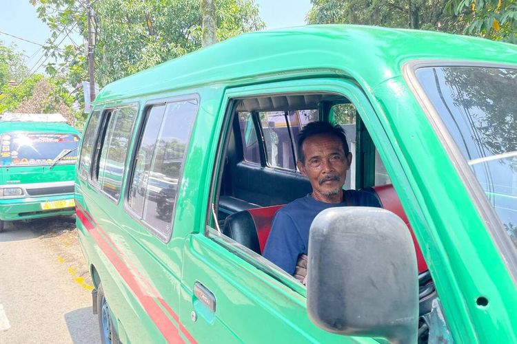 Aep Rahmat (58) supir angkutan kota (Angkot) jurusan Leuwi Panjang - Soreang, Kabupaten Bandung, Jawa Barat, usai beraktifitas menarik penumpang dari mulai Perempatan Kopo Kota Bandung hingga Terminal Soreang, Kabupaten Bandung, pada Minggu (29/10/2023)