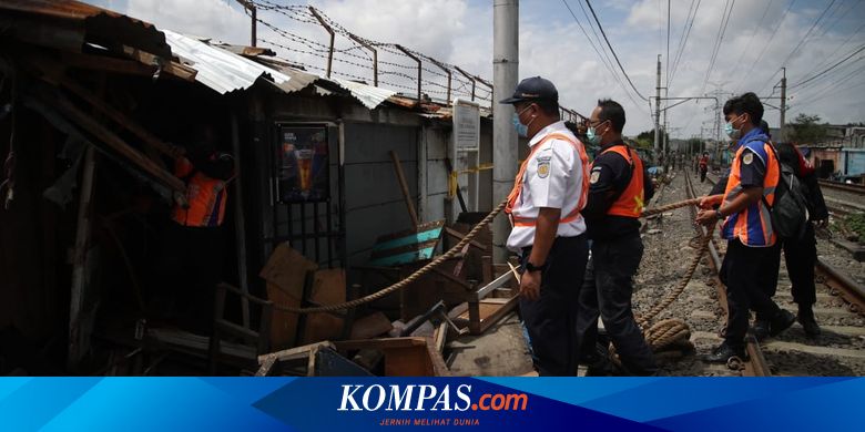 Bongkar Bangunan Liar di Area Lokalisasi Gang Royal, Satpol PP Sita Puluhan Alat Kontrasepsi - Vimarsana News
