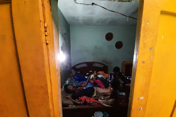 Siswoyo (50) berbaring di rumahnya di Jalan Raya Tlogomas RT 4 RW 7 Kota Malang, Jumat (20/8/2021).