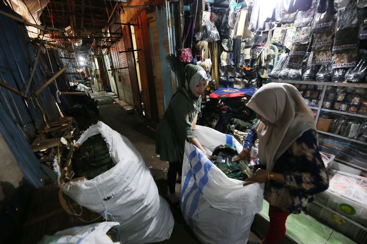 Pedagang Pasar Turi memindahkan barang dagangannya dari TPS menuju gedung Pasar Turi Baru, Jalan Pasar Turi, Jepara, Kecamatan Bubutan, Surabaya, Selasa (22/3/2022).