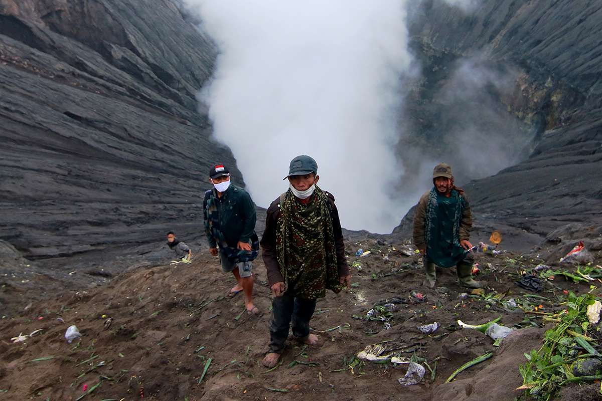 ILUSTRASI Warga menunggu sesaji yang dilempar di kawah untuk diambil saat ritual adat Yadnya Kasada di Tengger, Gunung Bromo, Probolinggo, Jawa Timur, Senin (6/7/2020). Upacara lelabuh pada rangkaian ritual Yadnya Kasada itu, sebagai sesembahan suku Tengger kepada Sang Hyang Widhi.