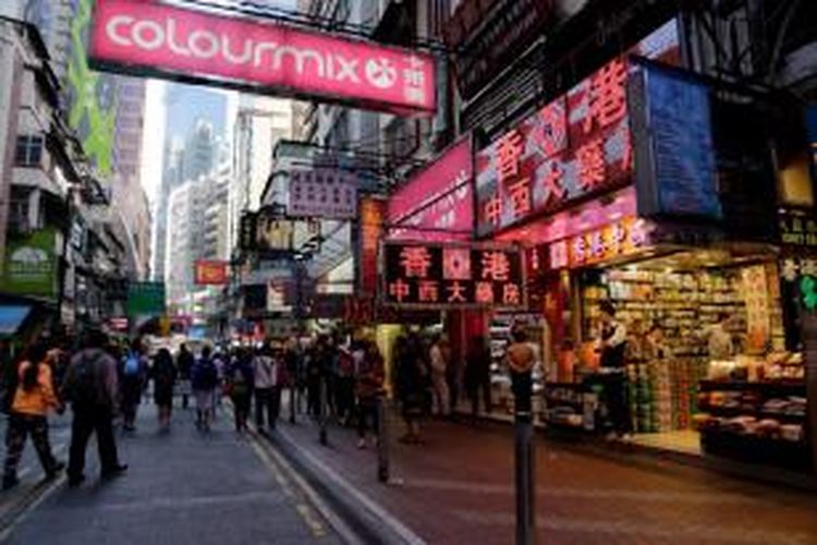 Kota dan pusat perbelanjaan di Hongkong, Jumat (31/1/2014). Hongkong saat ini memiliki populasi sekitar tujuh juta penduduk dan bangunannya didominasi dengan rusun atau apartemen.