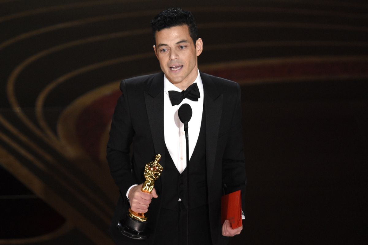 Rami Malek menerima Piala Oscar untuk Best Actor pada Academy Awards 2019 di Dolby Theatre, Los Angeles, California, Minggu (24/2/2019).