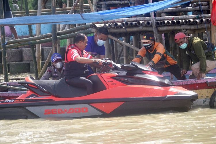 Wakil Wali Kota Surabaya Armuji saat menjajal jet ski di kawasan Wisata Romokalisari, Surabaya, Rabu (17/11/2021).