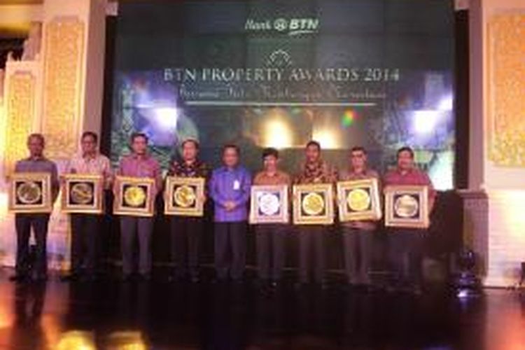 Direktur Utama BTN, Maryono, tengah, usai memberikan penghargaan kepada para pemenang BTN Property Award 2014, Jumat (23/5/2014).