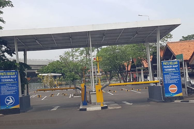 Lokasi pintu masuk dan keluar area parkir inap di Terminal 1 Bandara Soekarno-Hatta. Cek tarif parkir Bandara Soekarno-Hatta 2023.
