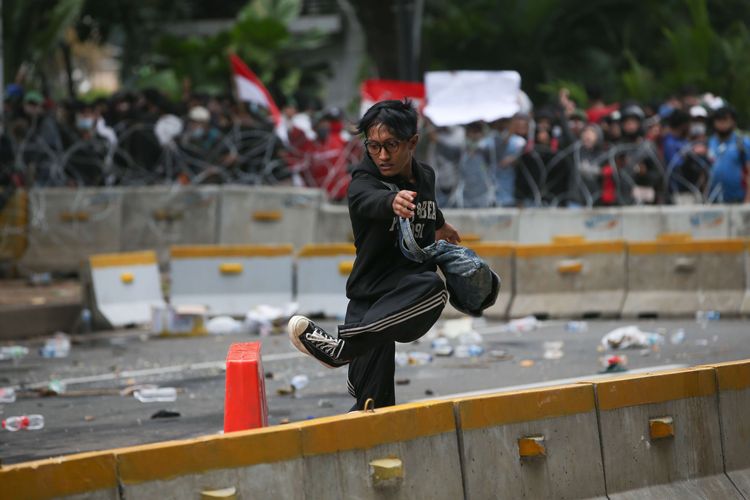 Demonstrasi menolak UU Cipta Kerja di Patung Kuda, Jakarta, Selasa (13/10/2020). Demonstrasi berakhir ricuh.