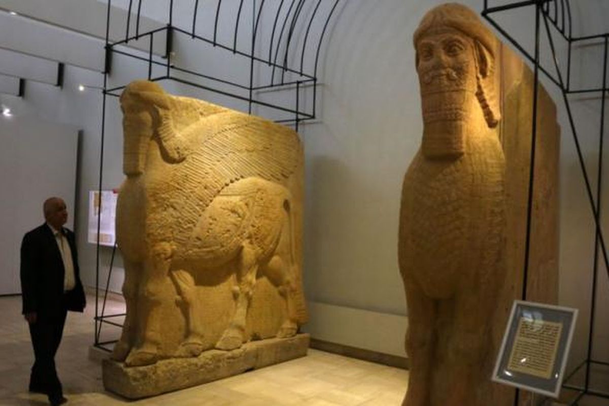 Dua patung kuno banteng bersayap Asiria di Museum Nasional Irak di Baghdad, 1 Maret 2015.