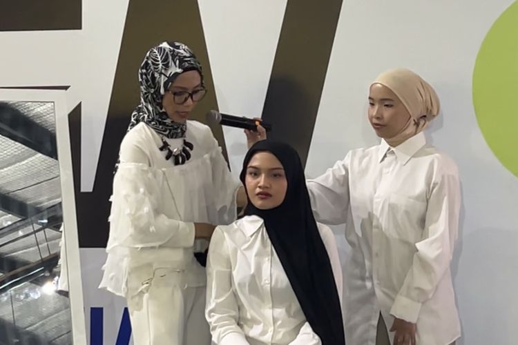 3. Letakkan sisi yang pendek ke belakang bahu