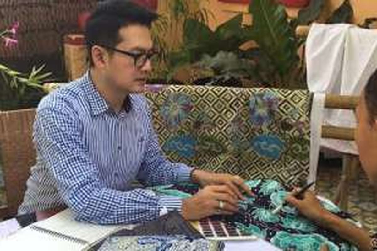 Perancang busana, Denny Wirawan, mempersiapkan koleksi terbaru Balijava Batik Kudus.