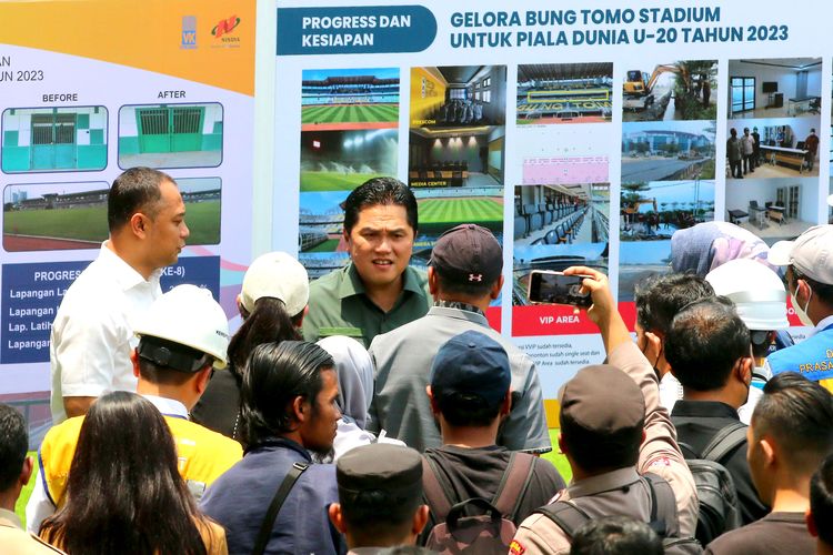 Ketua Panitia Penyelenggara Piala Dunia U20 2023, Erick Thohir saat meninjau langsung proses renovasi Stadion Gelora Bung Tomo (SGBT) Surabaya, Senin (13/3/2023) siang.