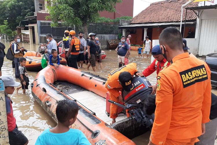 Basarnas dari Kantor Pencarian dan Pertolongan Jakarta menerjunkan tim rescue untuk meningkatkan kesiapsiagaan serta kewaspadaan ke beberapa titik rawan banjir di wilayah Bekasi.