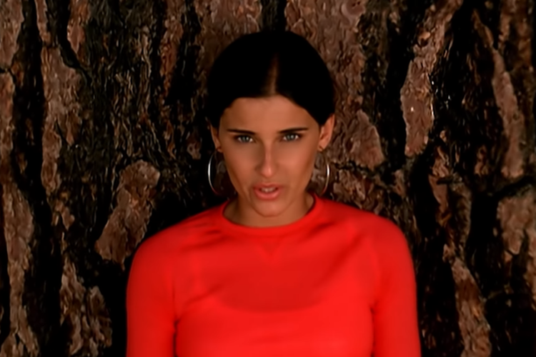 Penyanyi solo asal Kanada, Nelly Furtado