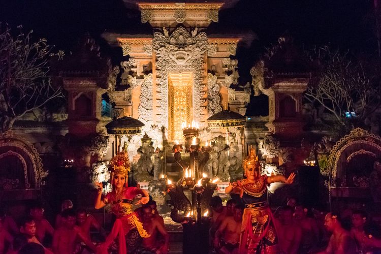 Tari kecak di Pura Dalem Taman Kaja, Ubud, Bali. 