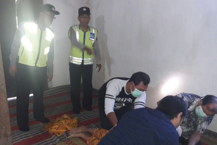 IDENTIFIKASI --Tim medis dan polisi mengidentifikasi jenazah nenek Maryati yang ditemukan tewas bunuh diri menceburkan diri ke dalam sumur, Sabtu ( 8/7/2017).