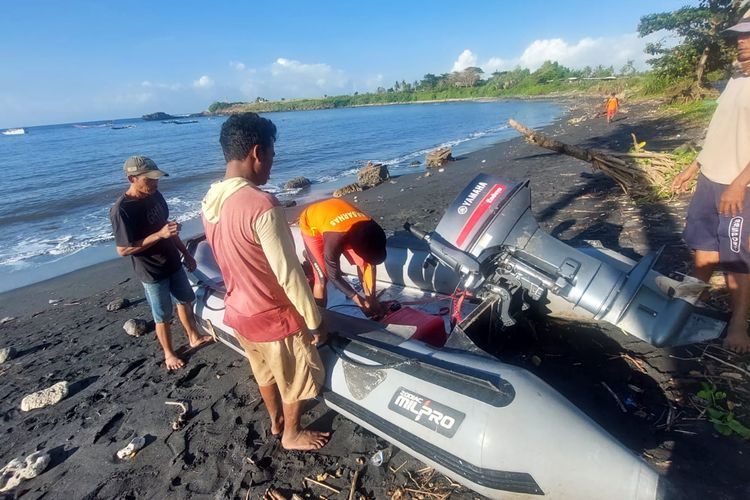Tim SAR mencari pemancing yang tenggelam di pantai Sekepung Sumbawa Barat 
