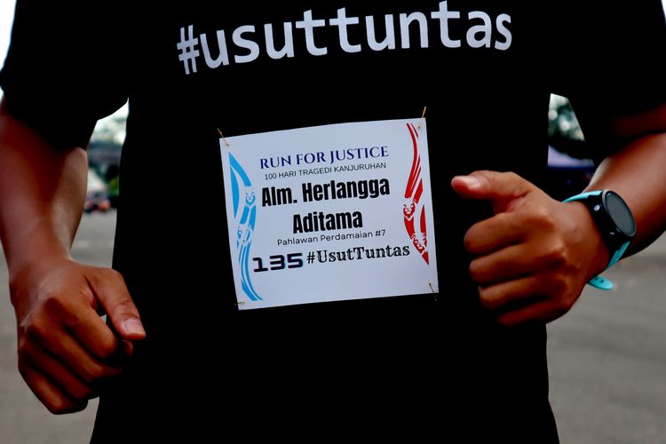 Sebanyak 100 pelari dari Malang Raya menempelkan nama korban Tragedi Kanjuruhan untuk memperingati 100 hari dengan lari sejauh 13,5 KM start dan finish di Stadion Kanjuruhan Kepanjen, Kabupaten Malang, Minggu (8/1/2022) sore. 