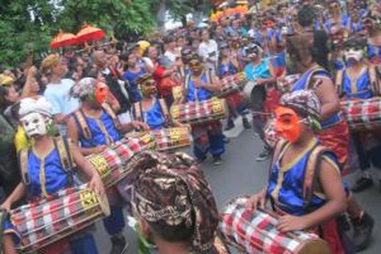 Parade 1.000 topeng yang dibawakan pelajar dan seniman Kota Denpasar memeriahkan pembukaan Denpasar Festival VII di Denpasar, Bali, Minggu (28/12/2014).