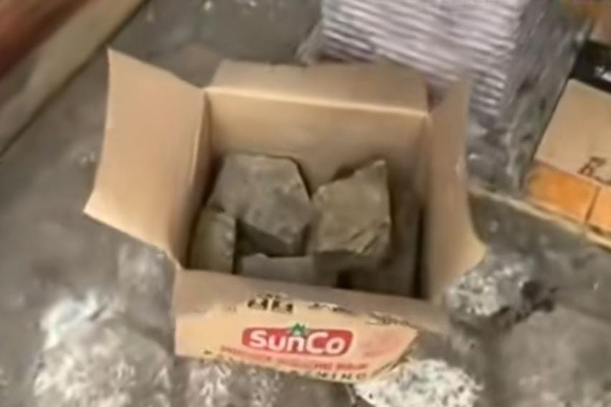 Seorang pemilik toko sembako asal Pandaan, Kabupaten Pasuruan, Jawa Timur menjadi korban penipuan oleh sales yang berpakaian rapi menjual minyak goreng, setelah dibuka ternyata berisi potongan batako, Rabu (25/2/2026). 