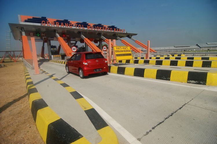 Kendaraan dari arah Surabaya keluar menuju jalan tol Jombang-Mojokerto gerbang tol Mojokerto Barat, Jawa Timur, Selasa (12/9/2017). Pasca diresmikan Presiden Joko Widodo, jalan tol Jombang-Mojokerto (Joker) sepanjang 40,5 kilometer tersebut hingga kini belum beroperasi karena SK dari Kementerian Pekerjaan Umum dan Perumahan Rakyat (PUPR) tentang operasional tol belum turun. ANTARA FOTO/Syaiful Arif/Spt/17