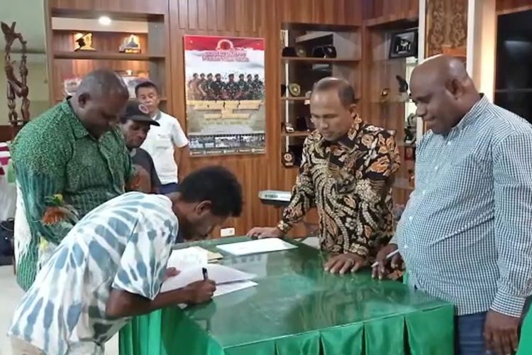 Dandrem 181/ PVT Sorong bersama Ketua DPRD Maybrat Menyaksikan  Penadatanganan berita acara 