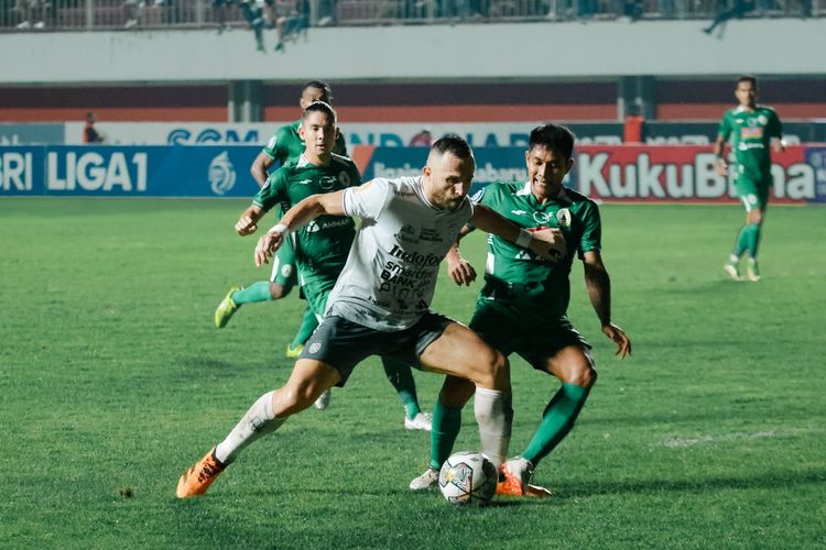 Aksi penyerang Bali United, Ilija Spasojevic, pada laga pekan ke-33 Liga 1 2022-2023 melawan PSS Sleman  di Stadion Maguwoharjo, Sleman, Jumat (7/4/2023) malam.