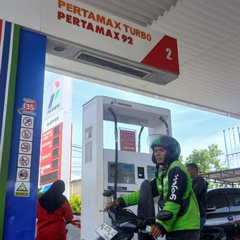 Seorang pengemudi ojek online mengisi BBM non-subsidi jenis Pertamax di SPBU Sawahan, Kecamatan Padang Timur, Kota Padang, Rabu (10/06/2026). Kenaikan harga Pertamax menjadi Rp 17.000 per liter mulai dirasakan para pekerja yang mengandalkan kendaraan sebagai sumber penghasilan.