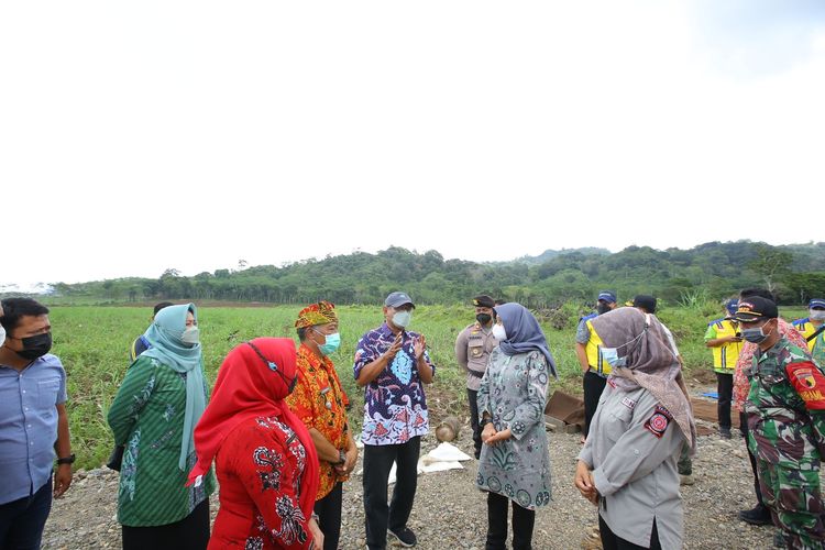 Bupati Banyuwangi Ipuk Fiestiandani meninjau lokasi banjir yang melanda kawasan pemukiman sekitar aliran Sungai Lembu, Desa Kandangan dan Desa Sumberagung, Kecamatan Pesanggaran, Kamis (4/11/2021). 