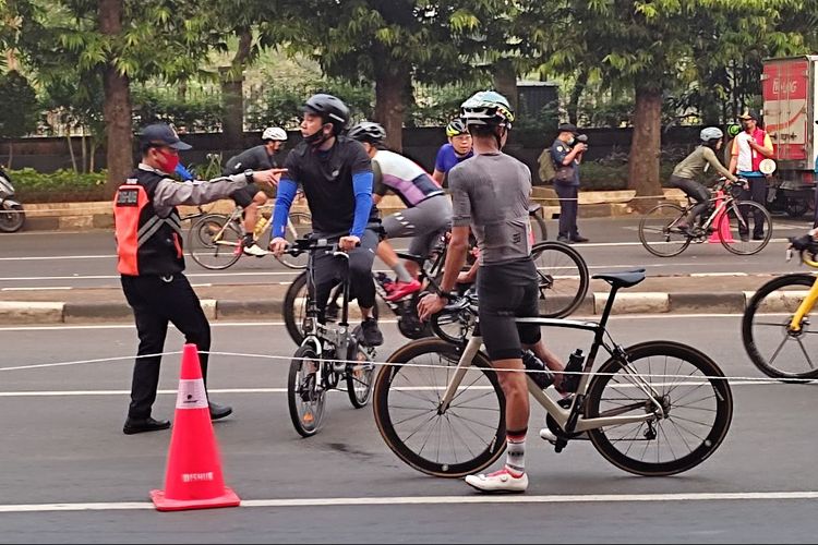 Petugas Dinas Perhubungan DKI Jakarta meminta sepeda non road bike keluar jalur road bike di Jalan Layang Non Tol Kampung Melayu-Tanah Abang, Minggu (6/6/2021)