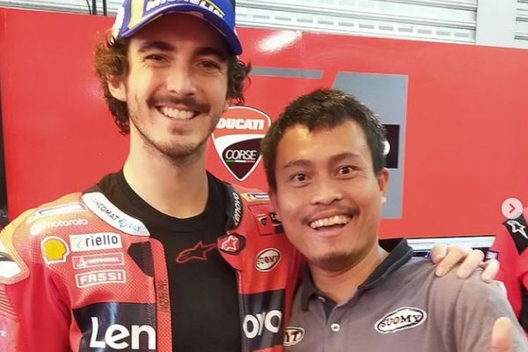 Mugiyono (kanan) bersama pebalap tim Ducati, Francesco Bagnaia, selepas balapan MotoGP Valencia di Sirkuit Ricardo Tormo, Spanyol, pada Minggu (14/11/2021). (Sumber foto: Tangkapan layar Instagram @mugiyononathania)