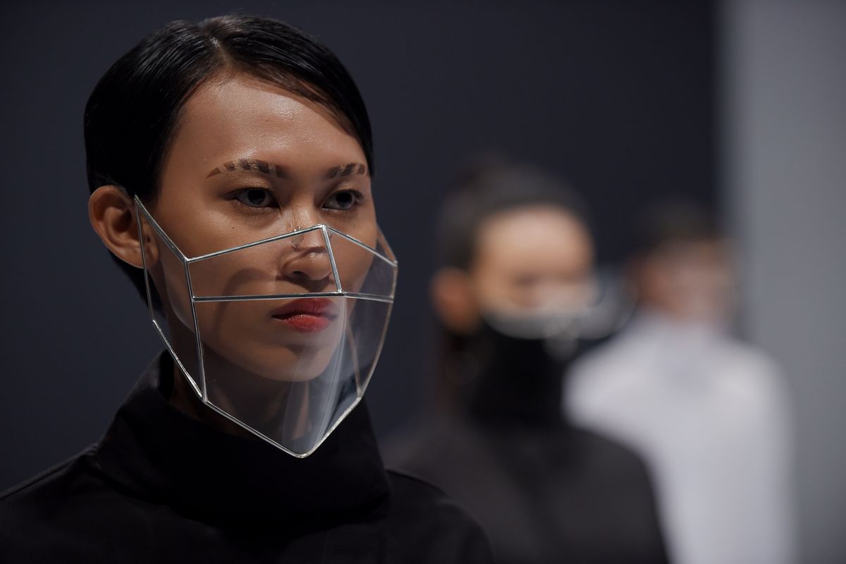 Face shield yang menjadi bagian dari koleksi Refounders karya Rinaldy A. Yunardi yang ditampilkan di panggung Jakarta Fashion Week 2021.